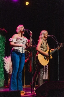 Country Duo Tigirlily Gold